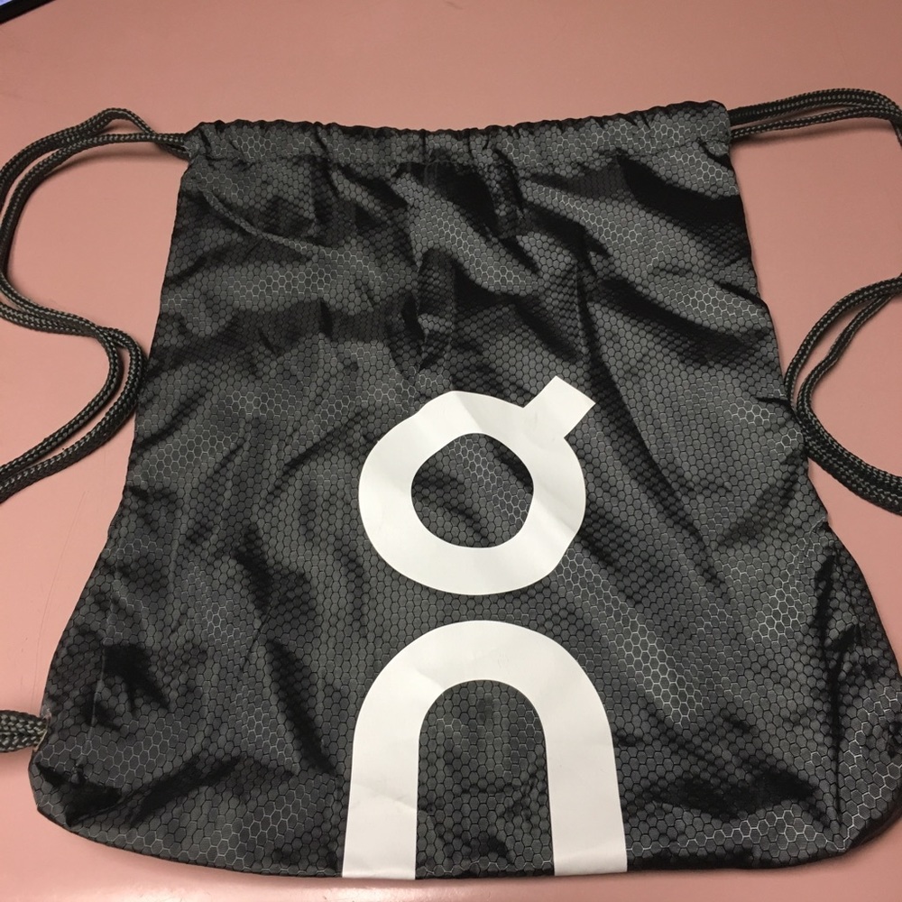 ‘On’ Cloud Athletic bag w/drawstrings